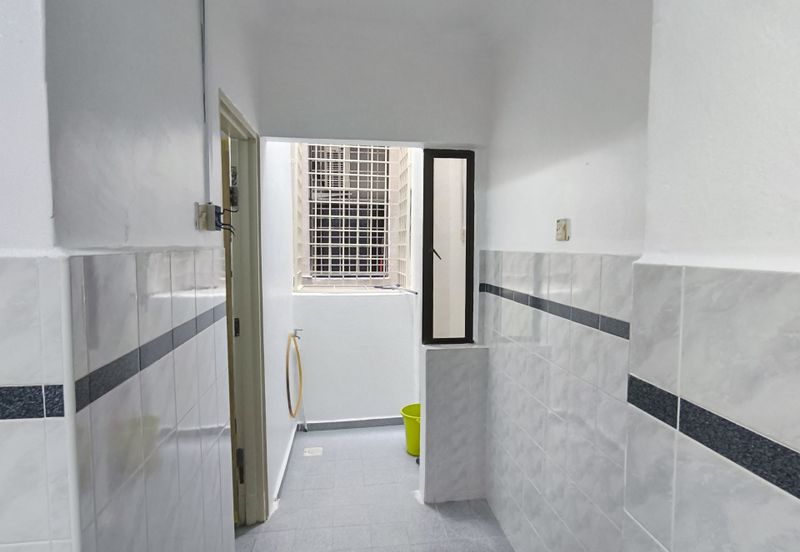 Straits Court Condominium Pasir Emas