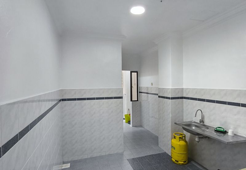 Straits Court Condominium Pasir Emas