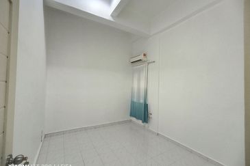 Straits Court Condominium Pasir Emas