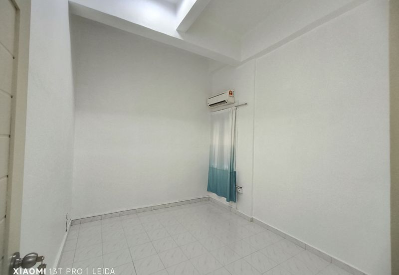 Straits Court Condominium Pasir Emas