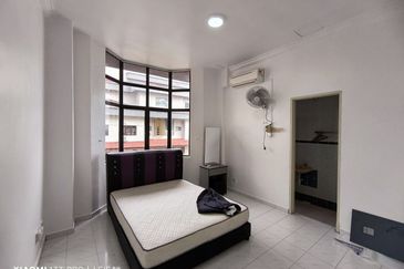 Straits Court Condominium Pasir Emas