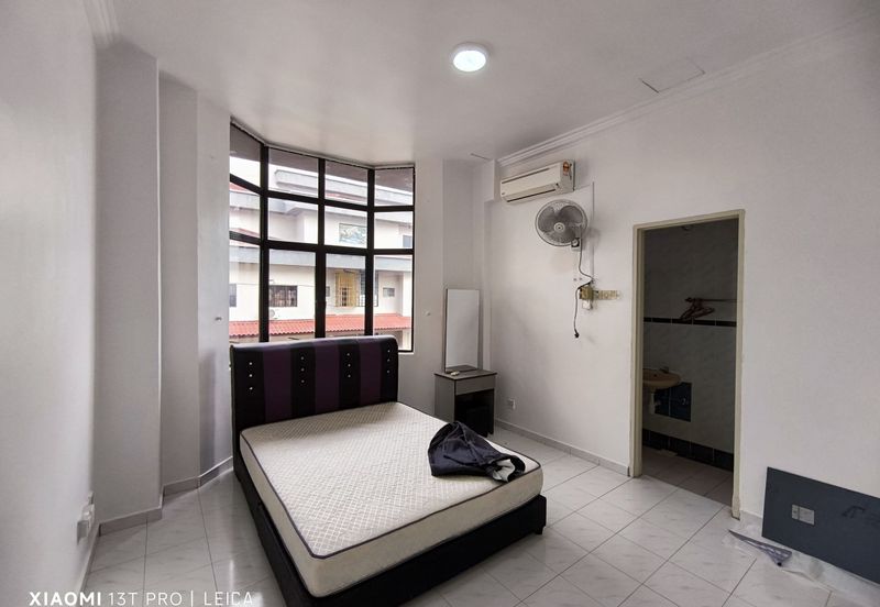 Straits Court Condominium Pasir Emas