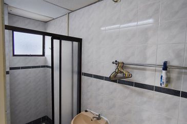 Straits Court Condominium Pasir Emas