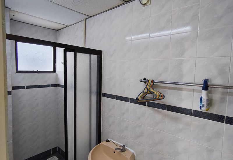 Straits Court Condominium Pasir Emas