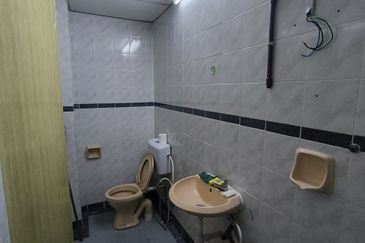 Straits Court Condominium Pasir Emas