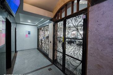 Straits Court Condominium Pasir Emas