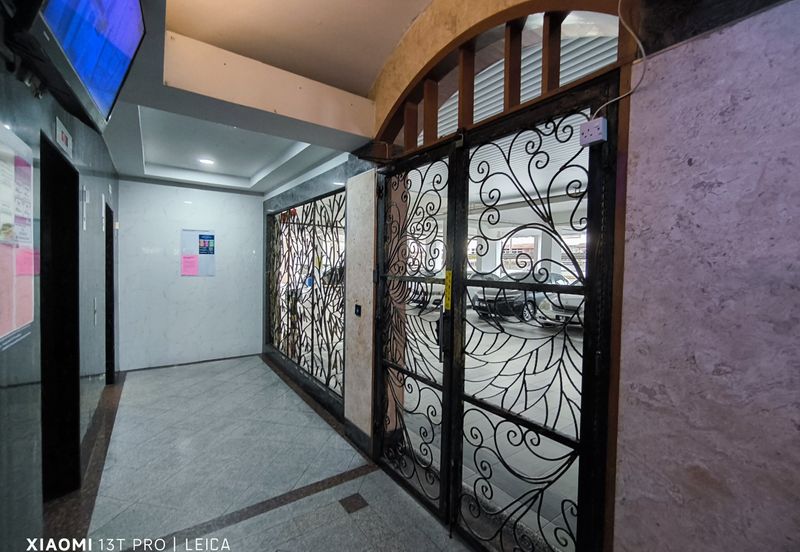 Straits Court Condominium Pasir Emas