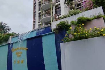 CONDOMINIUM GOLDEN COAST (PANTAI MAS)