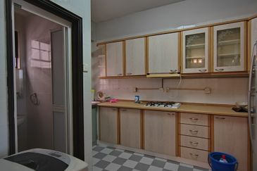 CONDOMINIUM GOLDEN COAST (PANTAI MAS)