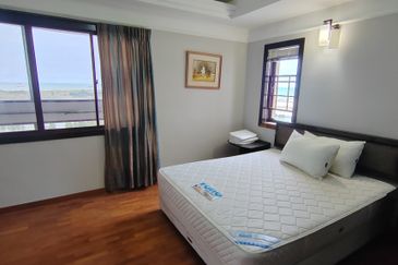 CONDOMINIUM GOLDEN COAST (PANTAI MAS)