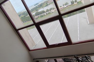 CONDOMINIUM GOLDEN COAST (PANTAI MAS)