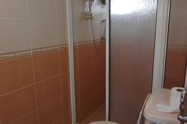 CONDOMINIUM GOLDEN COAST (PANTAI MAS)