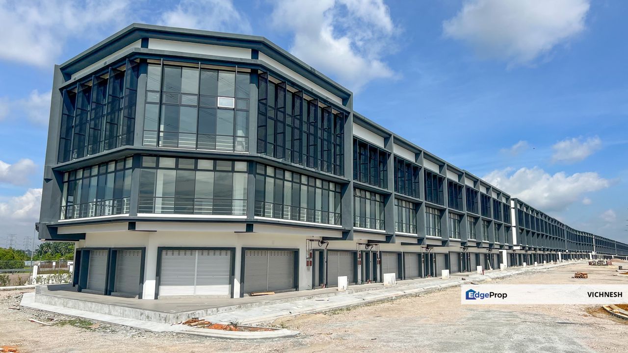 3 STOREY SHOP OFFICE FACING MAIN ROAD BANDAR CEMERLANG ULU TIRAM for