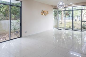 Summerglades, Perdana Lakeview West