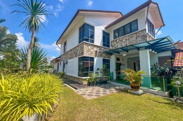 Puncak Pinggiran Putra