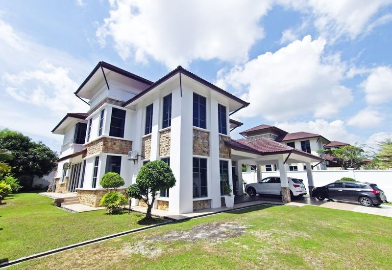 Puncak Pinggiran Putra