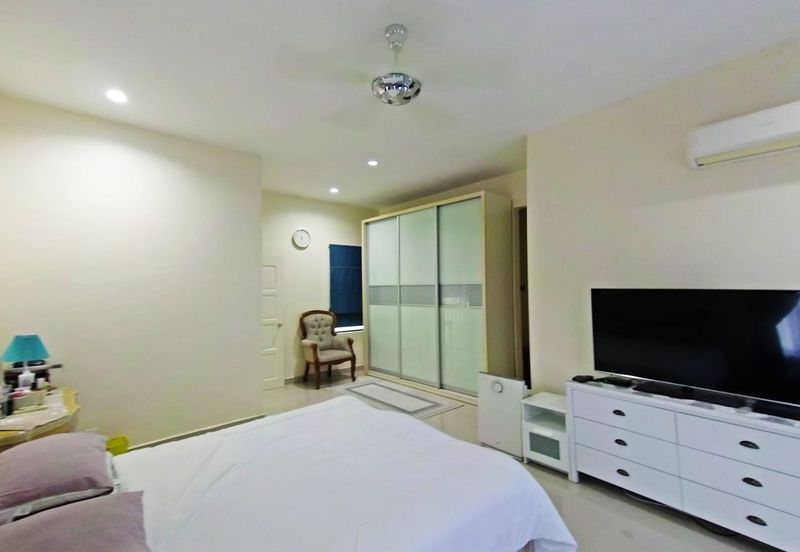 Puncak Pinggiran Putra