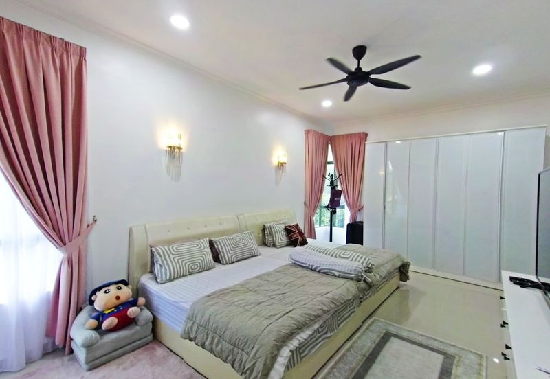 Puncak Pinggiran Putra