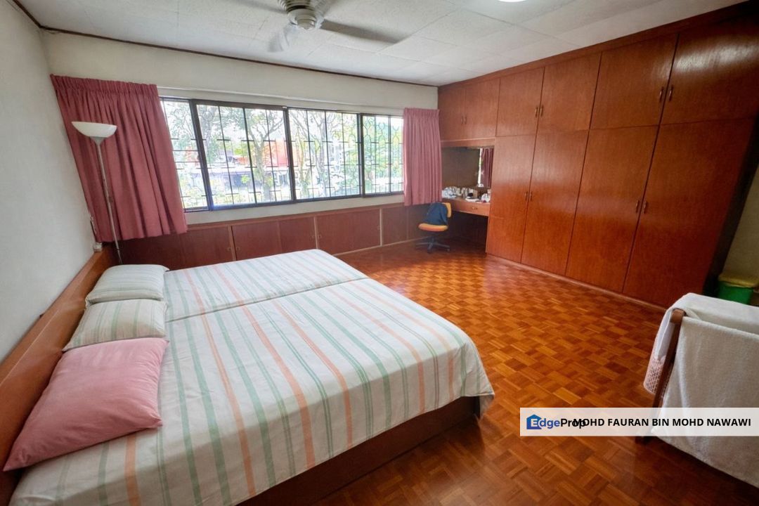 Seksyen 4 Shah Alam 1.5 Storey Bungalow SPACIOUS LAYOUT Shah Alam For Sale, Selangor, Shah Alam