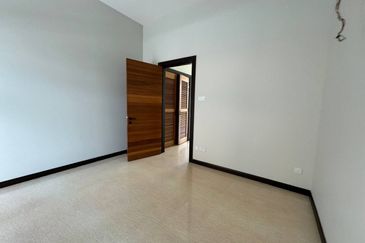  Bukit Jelutong 2 Storey Bungalow RENOVATED Bukit Jelutong For Sale