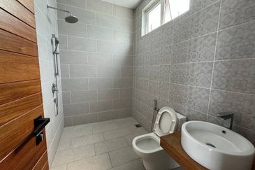  Bukit Jelutong 2 Storey Bungalow RENOVATED Bukit Jelutong For Sale