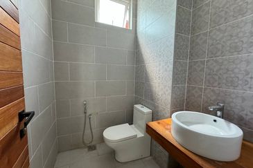  Bukit Jelutong 2 Storey Bungalow RENOVATED Bukit Jelutong For Sale