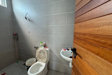  Bukit Jelutong 2 Storey Bungalow RENOVATED Bukit Jelutong For Sale