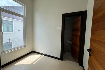  Bukit Jelutong 2 Storey Bungalow RENOVATED Bukit Jelutong For Sale