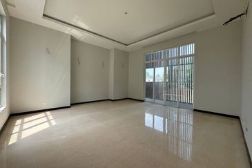  Bukit Jelutong 2 Storey Bungalow RENOVATED Bukit Jelutong For Sale