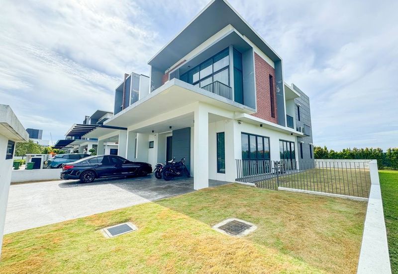 Lucent Residence @ twentyfive.7