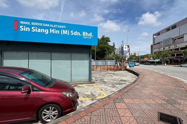 Jalan Kubu Hang Tuah Jaya Corner Werehouse Facing Main Road Ong Kim Wee Melaka Town