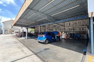 Jalan Kubu Hang Tuah Jaya Corner Werehouse Facing Main Road Ong Kim Wee Melaka Town