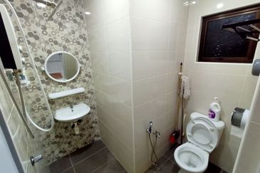 Kondo Ruby (Golden Showers)