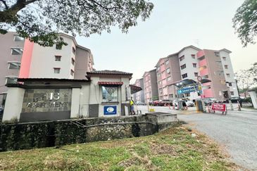 Iris Apartment, Taman Saujana Utama