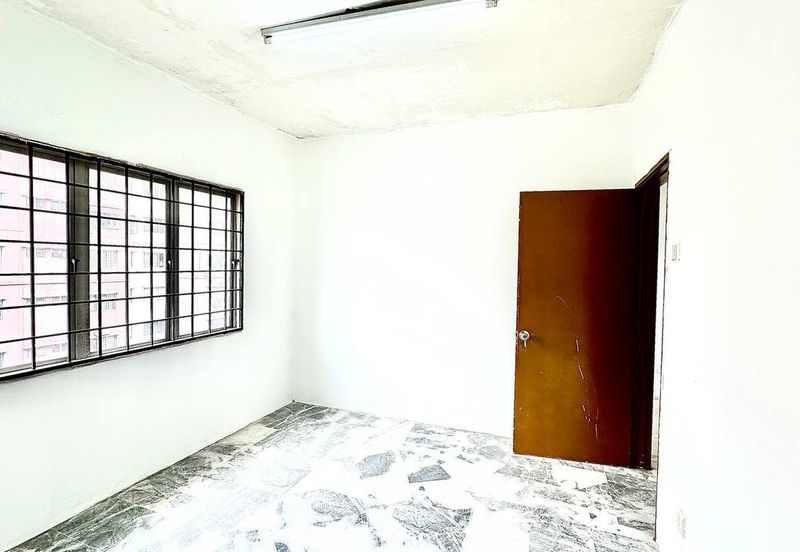 Iris Apartment, Taman Saujana Utama