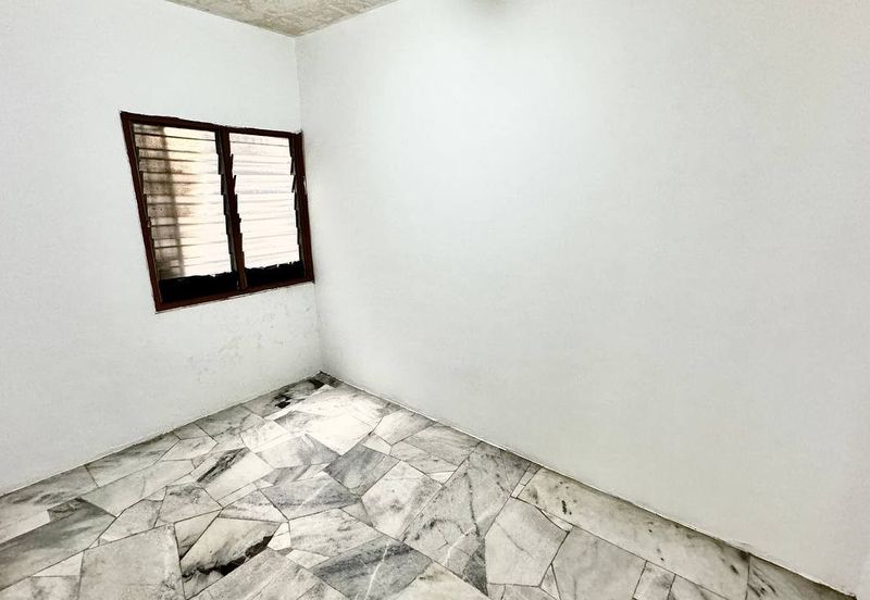 Iris Apartment, Taman Saujana Utama