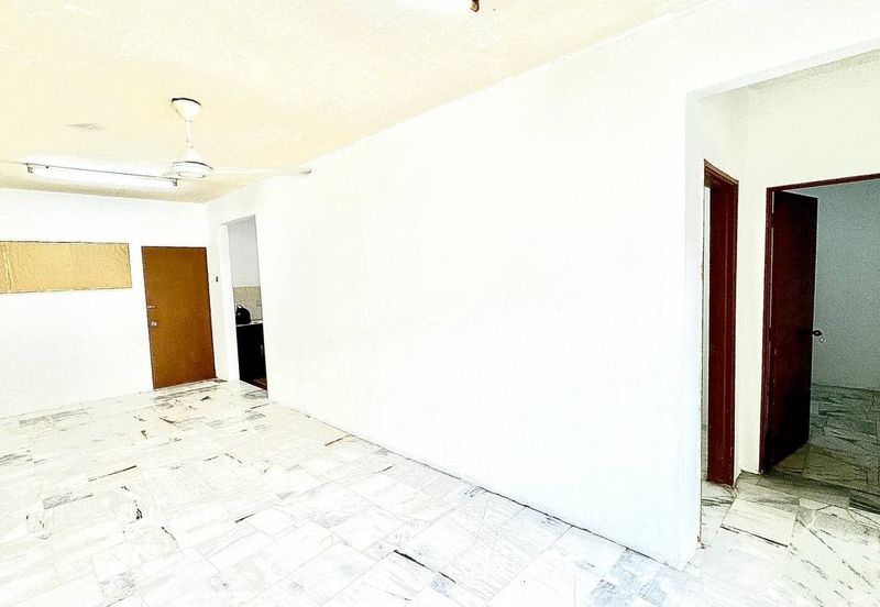 Iris Apartment, Taman Saujana Utama