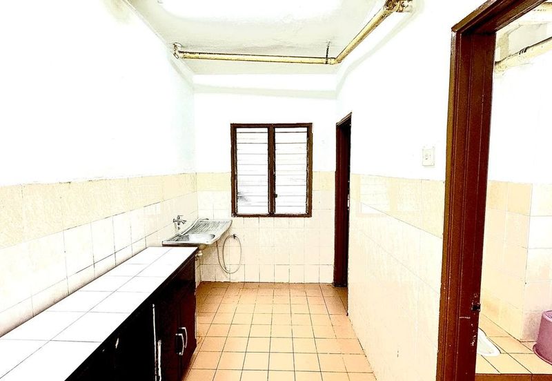 Iris Apartment, Taman Saujana Utama