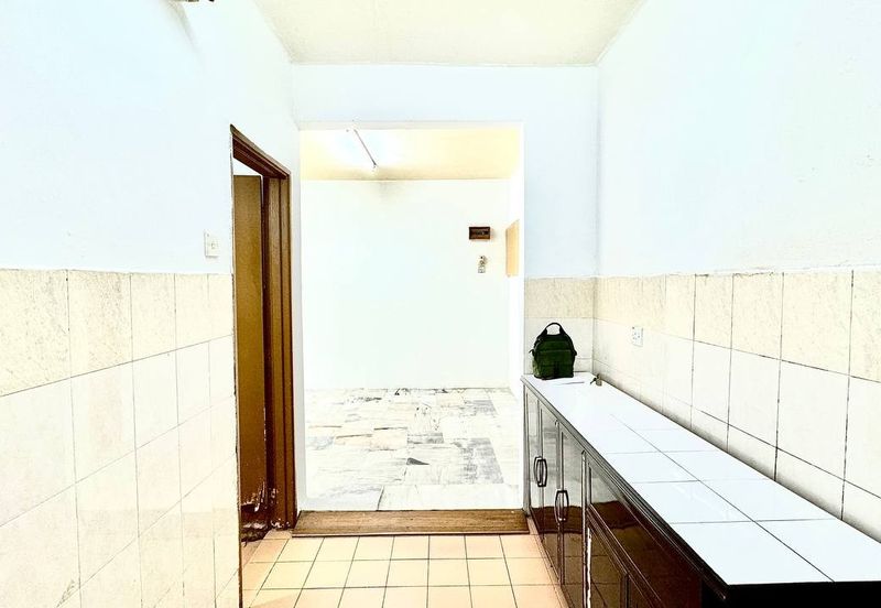 Iris Apartment, Taman Saujana Utama