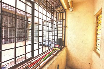 Iris Apartment, Taman Saujana Utama