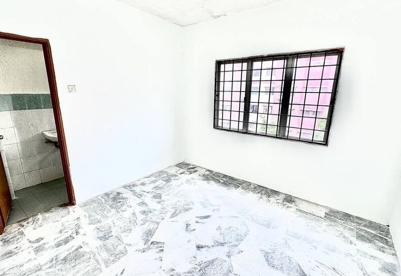 Iris Apartment, Taman Saujana Utama