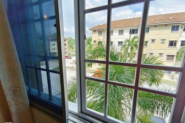 Fully Furnish Mid Floor Permai Lake View Bandar Baru Putra Garden Alpine Pakatan Jaya