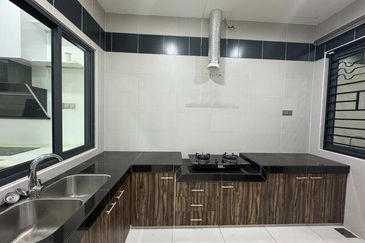 FREEHOLD Gate Guard High End Area SERI TERATAI BOTANI Gulf Panorama Lapangan Perdana