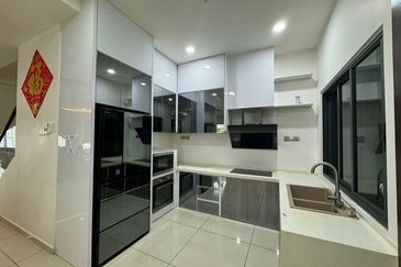 FREEHOLD Gate Guard High End Area SERI TERATAI BOTANI Gulf Panorama Lapangan Perdana