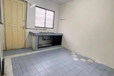 Super Long Car Porch Parking Easy Pengkalan Hala Pegoh Station 18 Indah Pinji Mewah