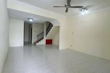 Super Long Car Porch Parking Easy Pengkalan Hala Pegoh Station 18 Indah Pinji Mewah