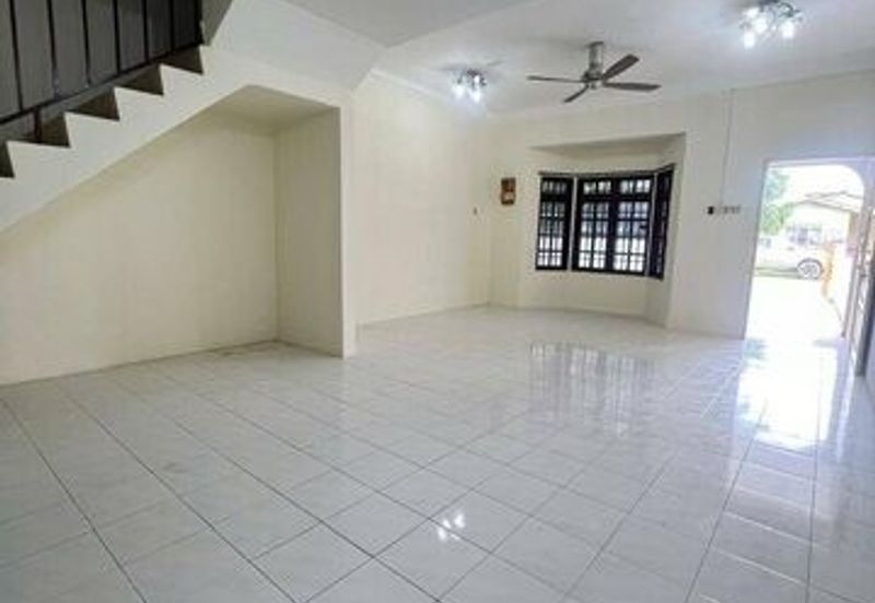 Super Long Car Porch Parking Easy Pengkalan Hala Pegoh Station 18 Indah Pinji Mewah