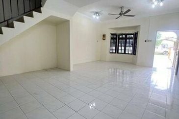 Super Long Car Porch Parking Easy Pengkalan Hala Pegoh Station 18 Indah Pinji Mewah