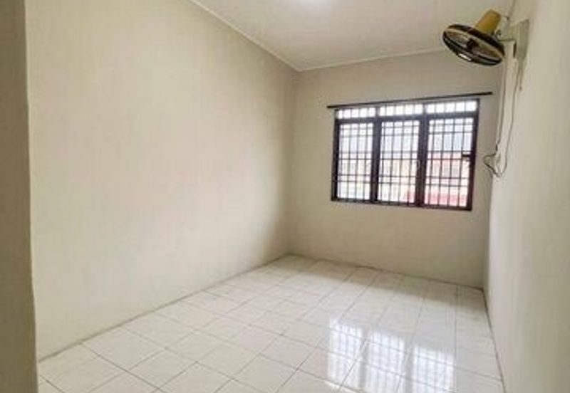 Super Long Car Porch Parking Easy Pengkalan Hala Pegoh Station 18 Indah Pinji Mewah