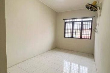 Super Long Car Porch Parking Easy Pengkalan Hala Pegoh Station 18 Indah Pinji Mewah